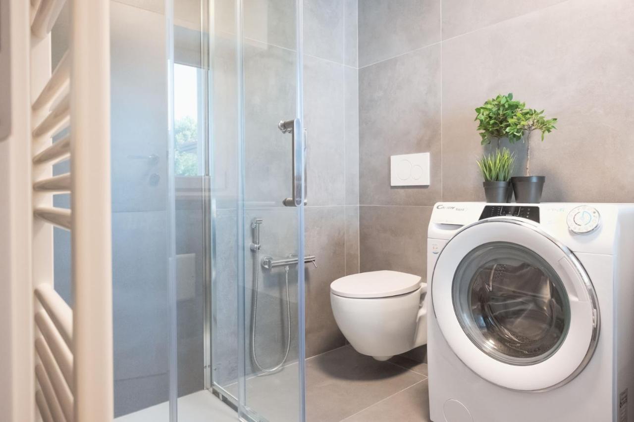 By The Lake Apartments - Smart Desenzano del Garda Bagian luar foto