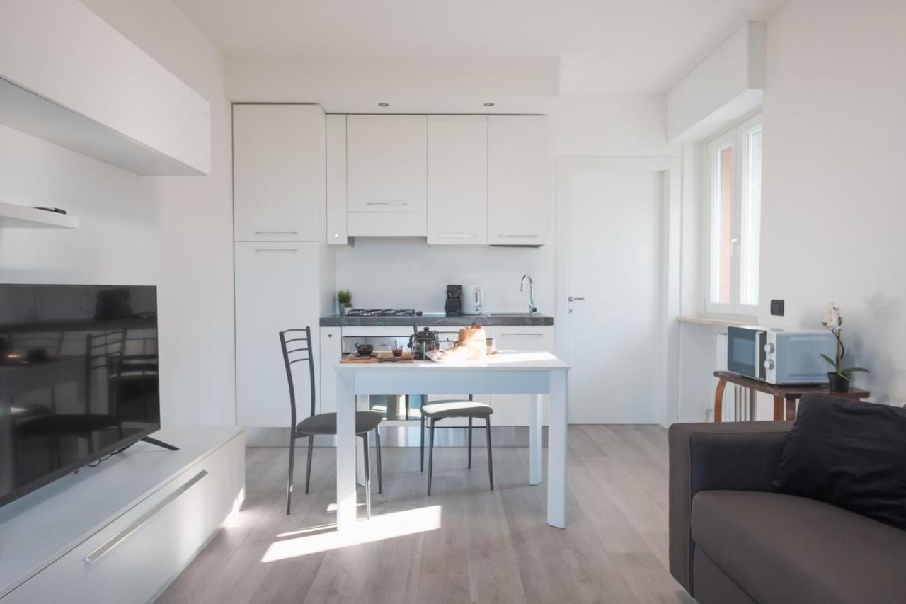 By The Lake Apartments - Smart Desenzano del Garda Bagian luar foto