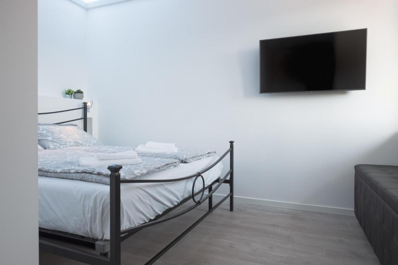 By The Lake Apartments - Smart Desenzano del Garda Bagian luar foto