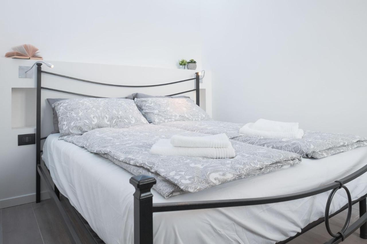 By The Lake Apartments - Smart Desenzano del Garda Bagian luar foto