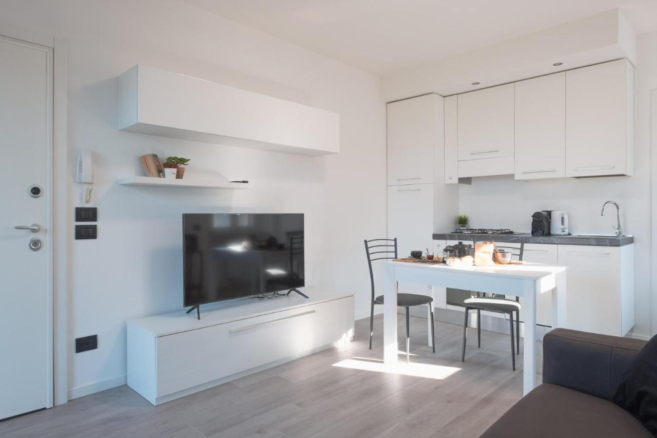 By The Lake Apartments - Smart Desenzano del Garda Bagian luar foto